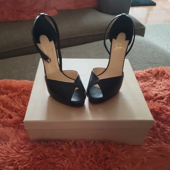 Shoes and sunglasses - Picture 2 of 9